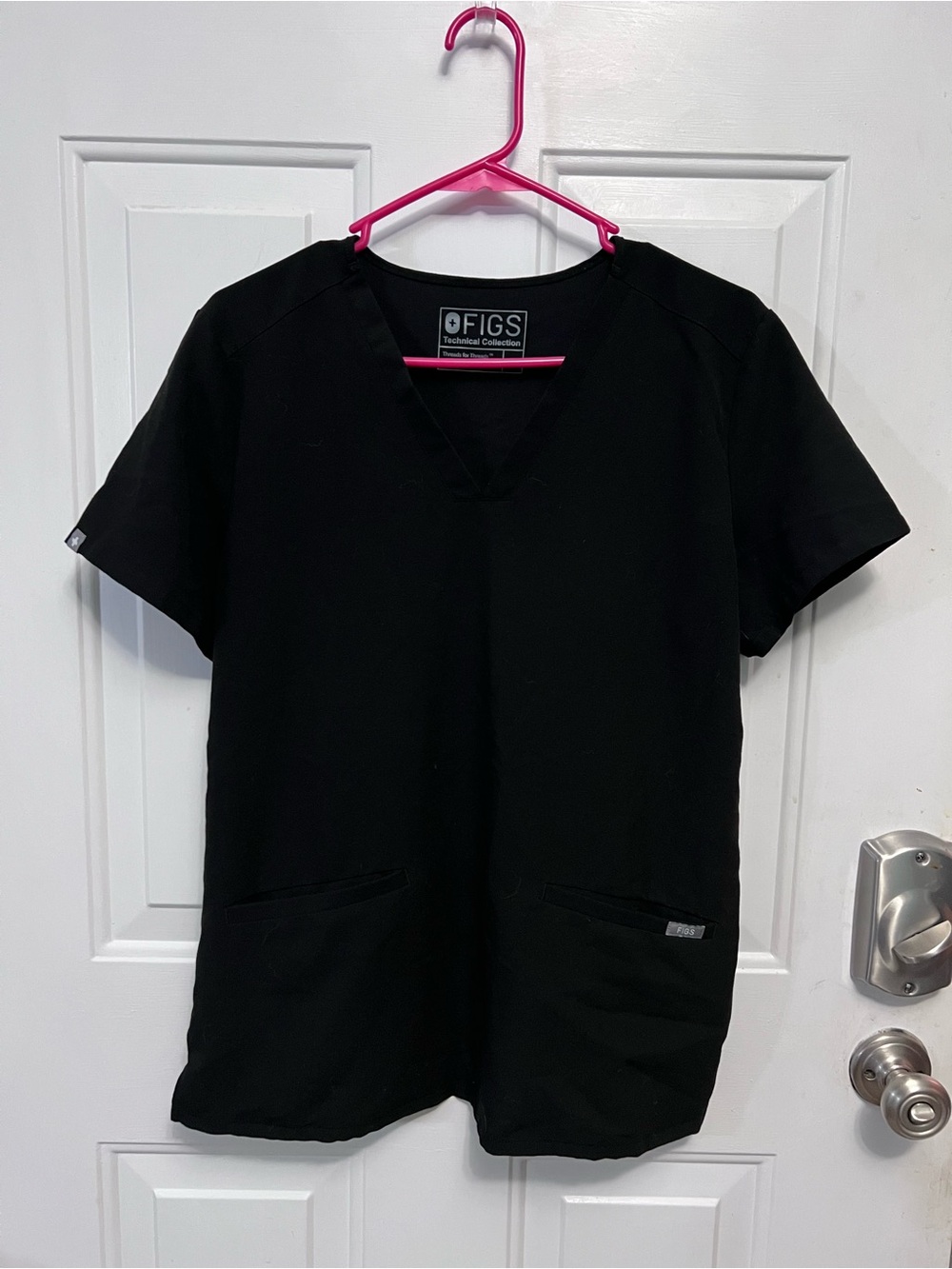 FIGS Technical Collection Black Scrub Top Women’s M V-Neck 2 Pocket FW1000